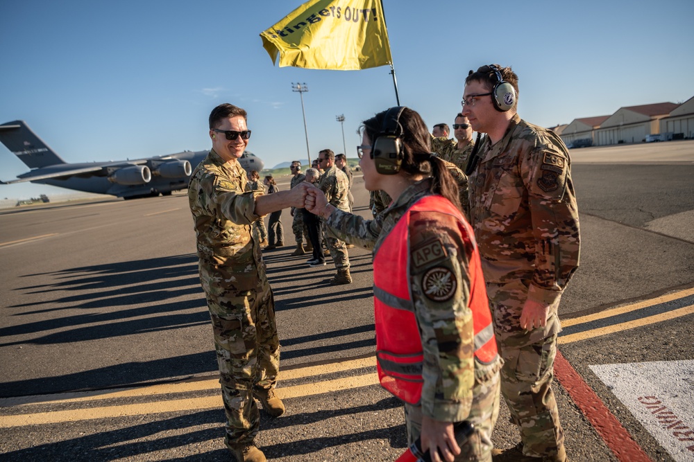 C-17 Aircrew returns to Travis AFB following a deployment