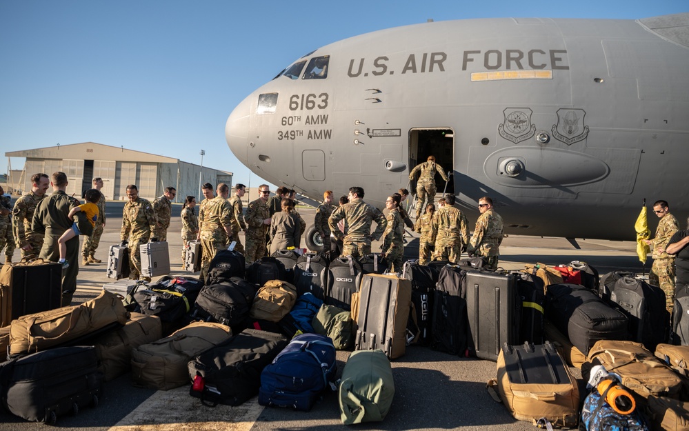 C-17 Aircrew returns to Travis AFB following a deployment