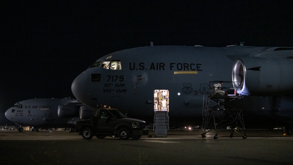 C-17 Aircrew returns to Travis AFB following a deployment