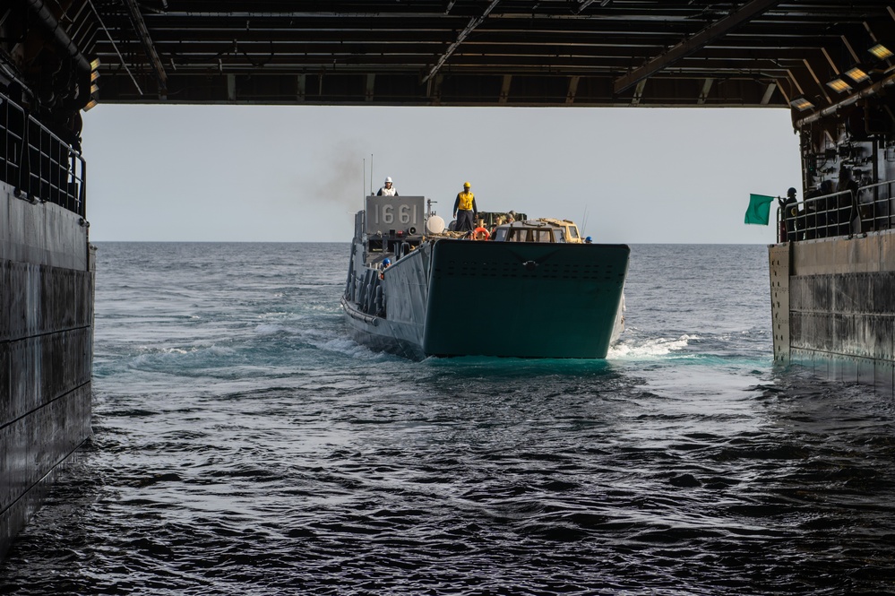 USS New York (LPD 21) Well Deck Operations