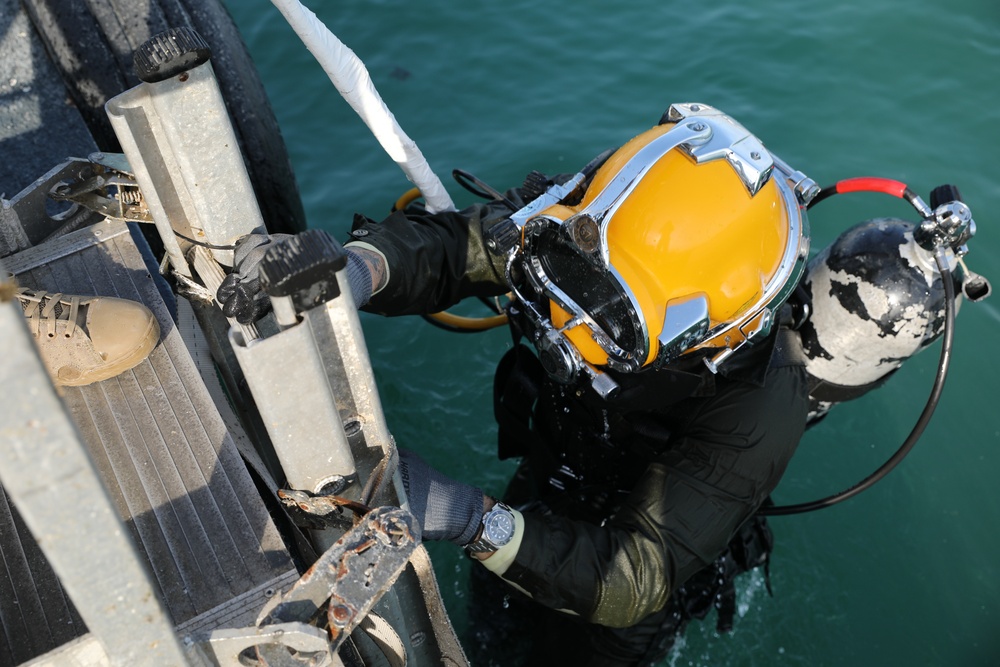 NAVCENT Task Force 56 Conducts Salvage Diving Operation Training on NSA Bahrain