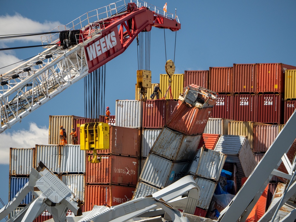 Crews remove containers on M/V Dali