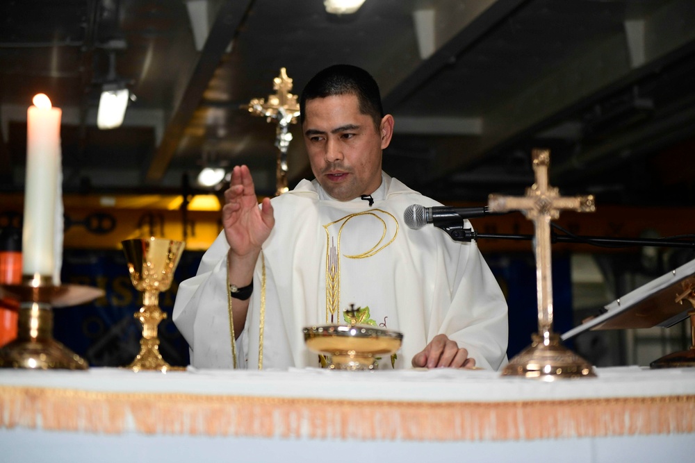 USS Dwight D. Eisenhower (CVN 69) Holds an Easter Vigil in the Red Sea