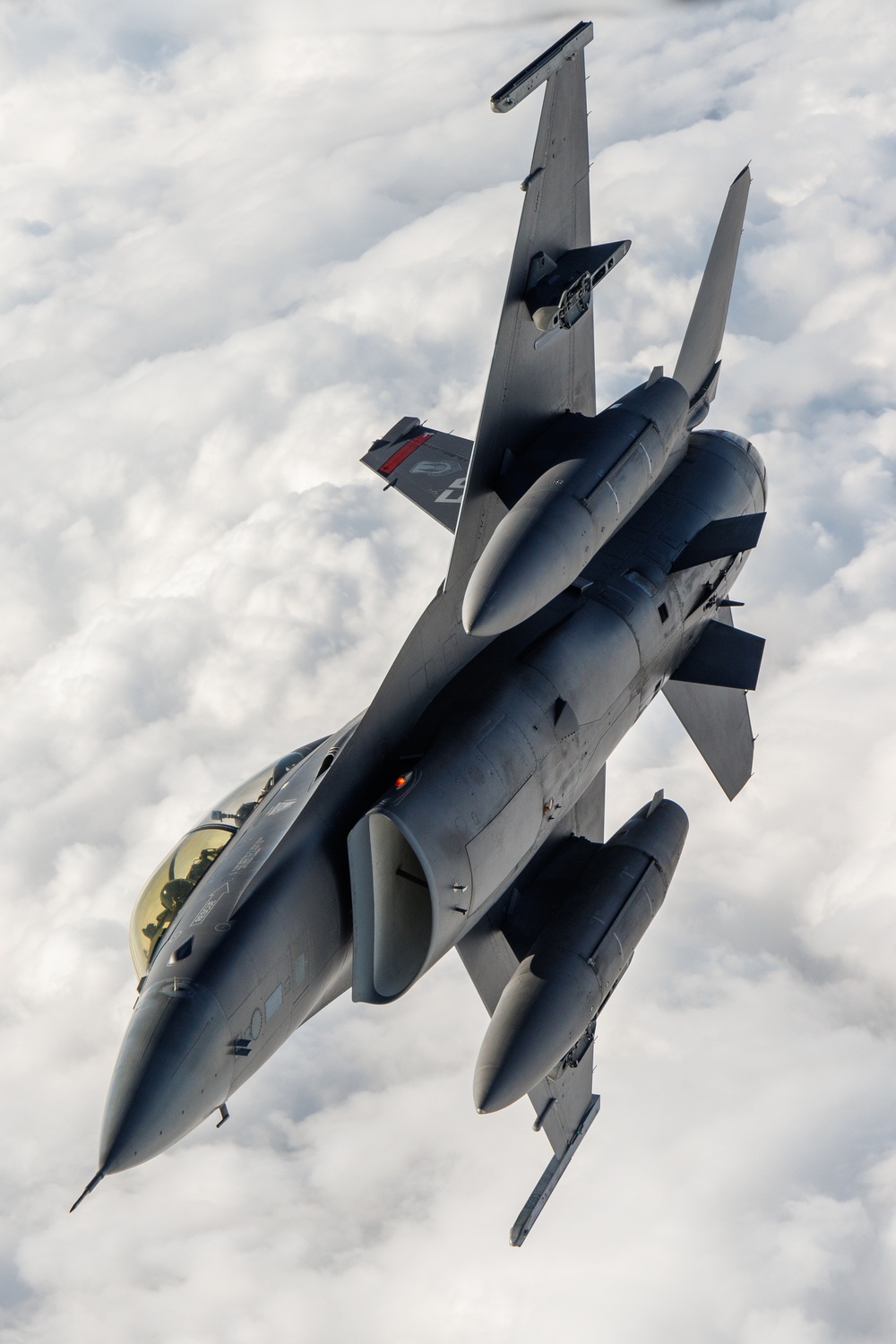 DVIDS - Images - Edwards AFB provides aerial refueling to F-16 Block 70 ...