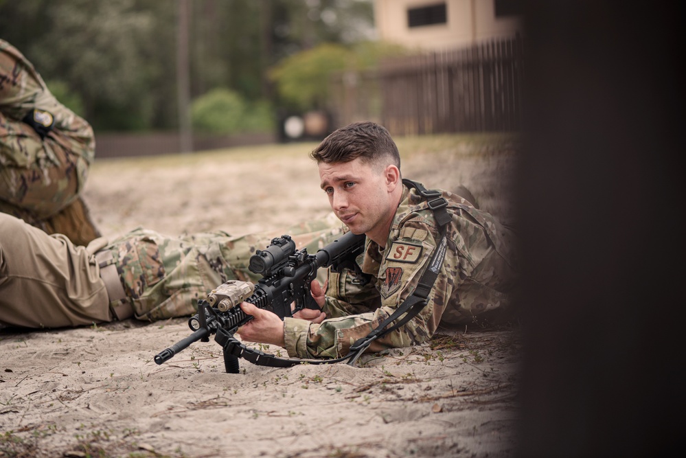 110th SF trains on squad movements with 1st Special Operations