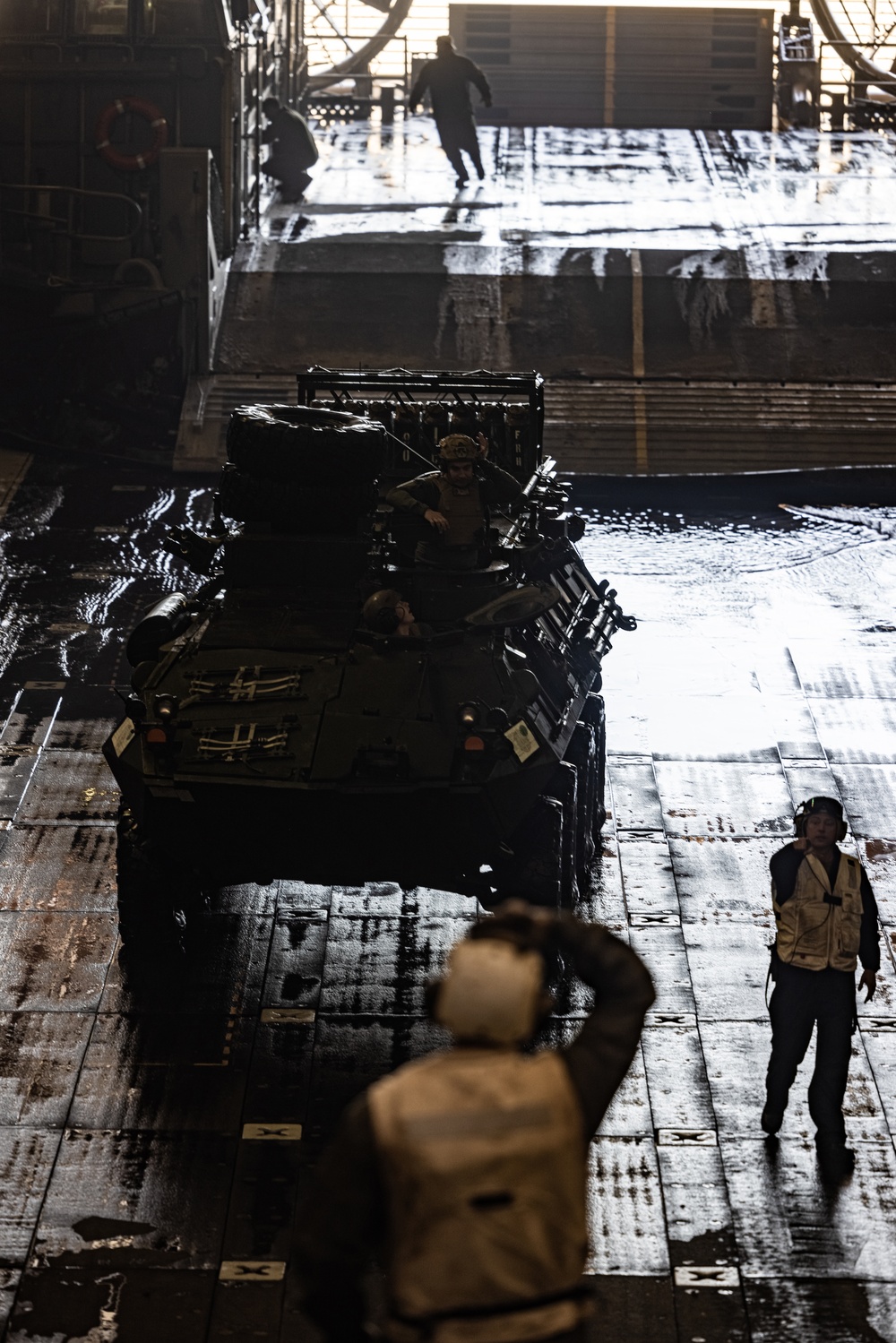 VMM-365 (Rein) and LCACs board USS New York