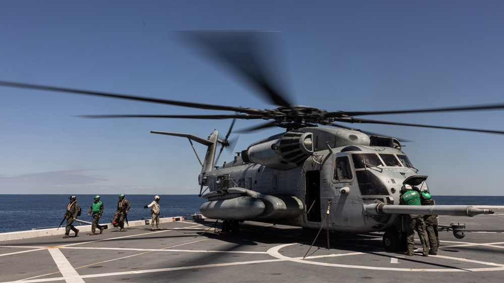 Dvids - Images - Vmm-365 (rein) And Lcacs Board Uss New York [image 10 