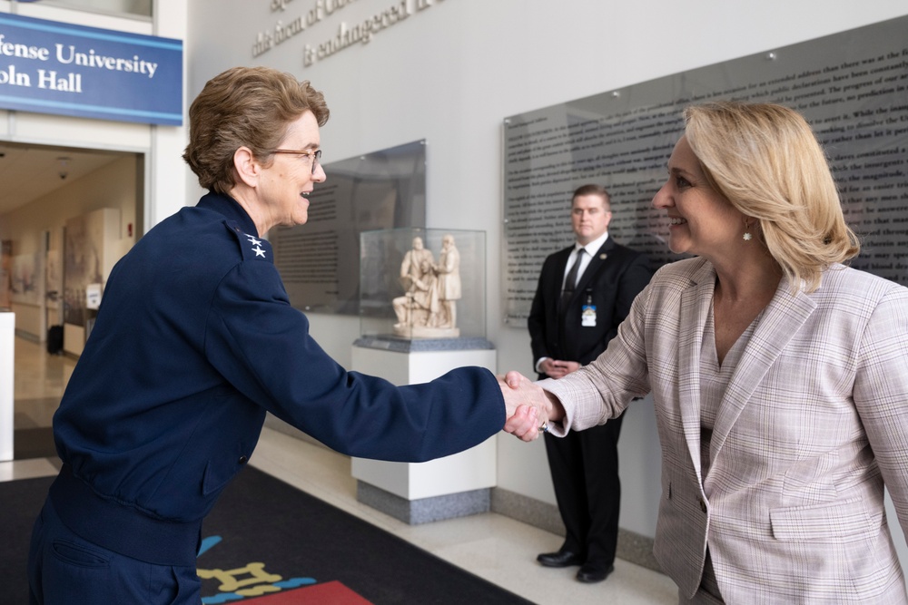 DSD Meets with USTRANSCOM Commander at NDU