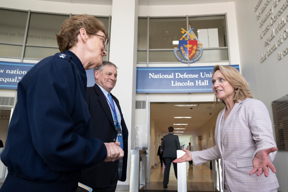 DSD Meets with USTRANSCOM Commander at NDU