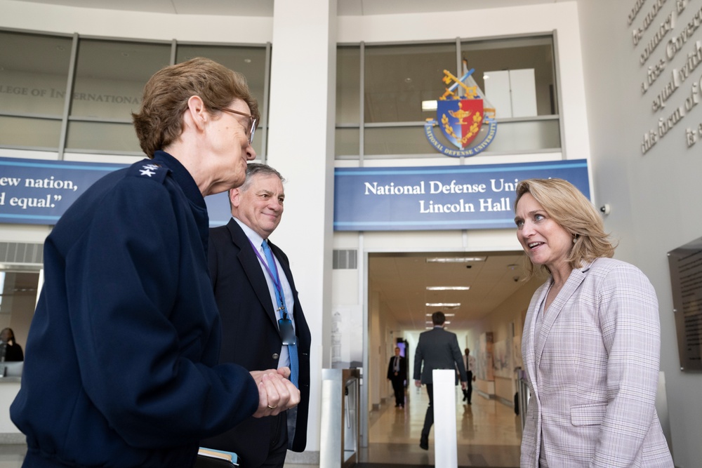 DSD Meets with USTRANSCOM Commander at NDU
