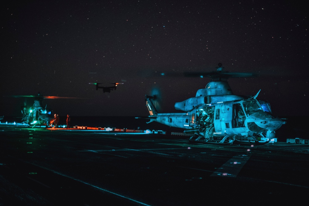 15th MEU Recon Departs USS Boxer for R&amp;S Mission Ashore