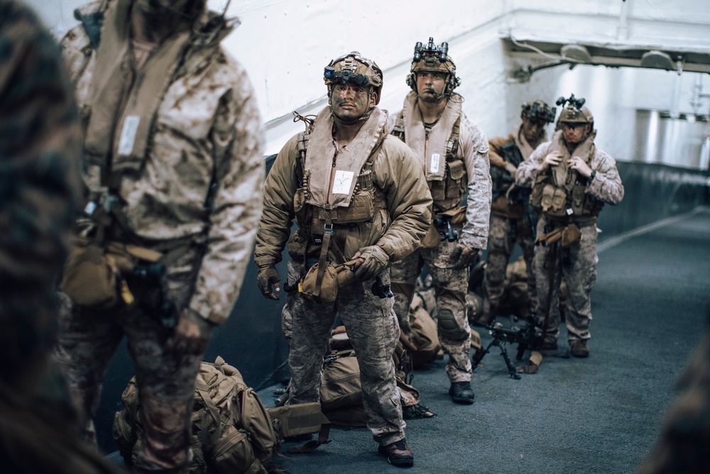 15th MEU Recon Departs USS Boxer for R&amp;S Mission Ashore