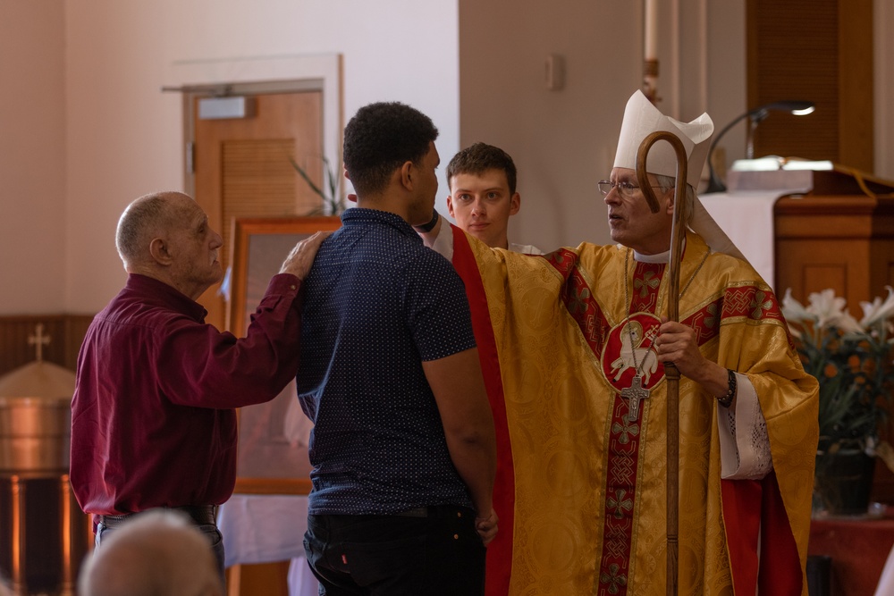 Bishop Richard Spencer visits MCAS Beaufort chapel