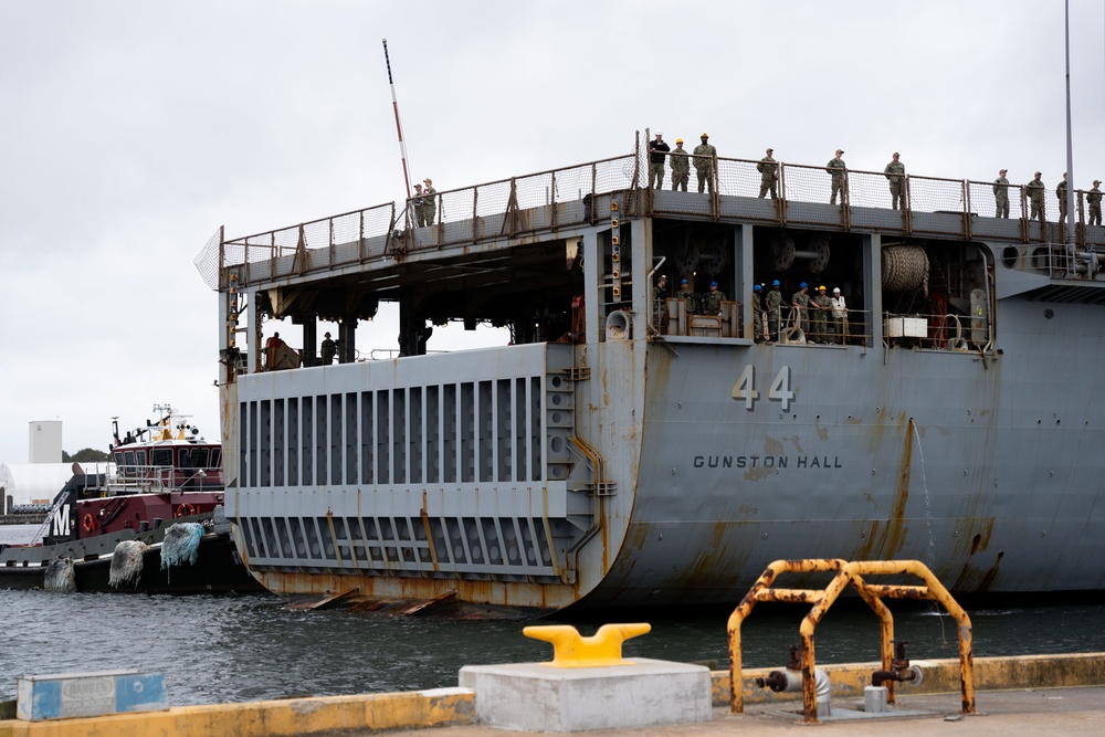 USS Gunston Hall Returns to Homeport