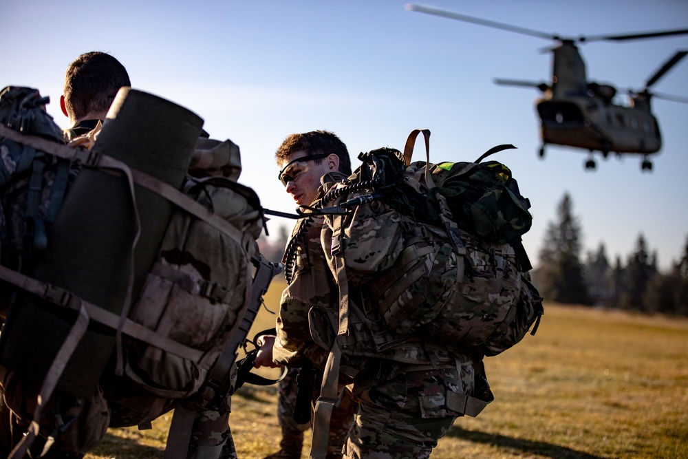 Army ROTC Cadets conduct Lute Paratus