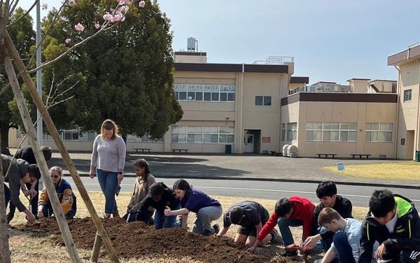 YMS students beautify school grounds for Earth Day