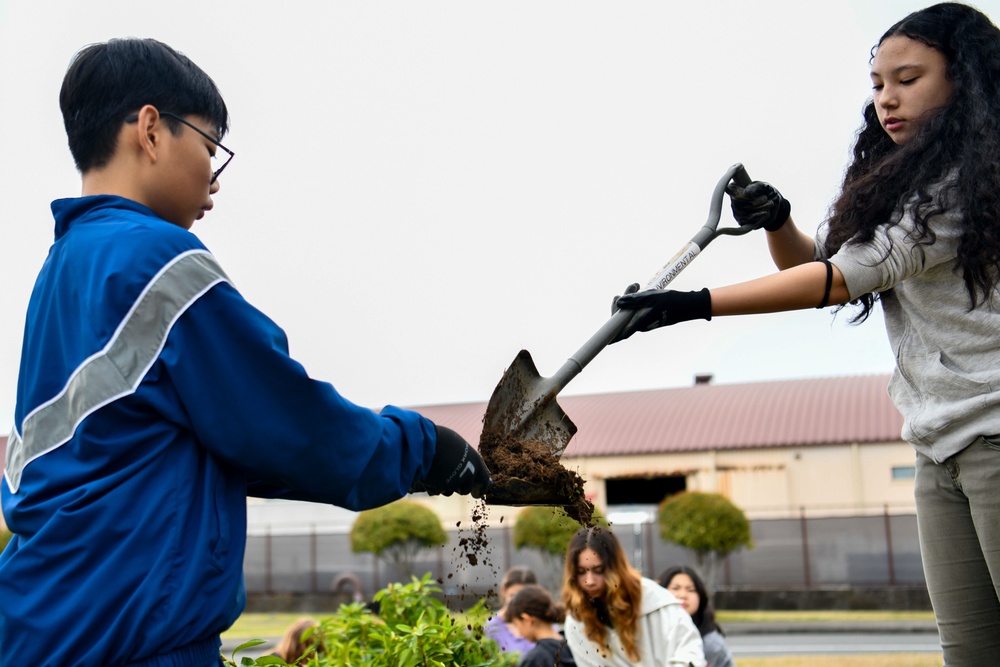 YMS students beautify school grounds for Earth Day