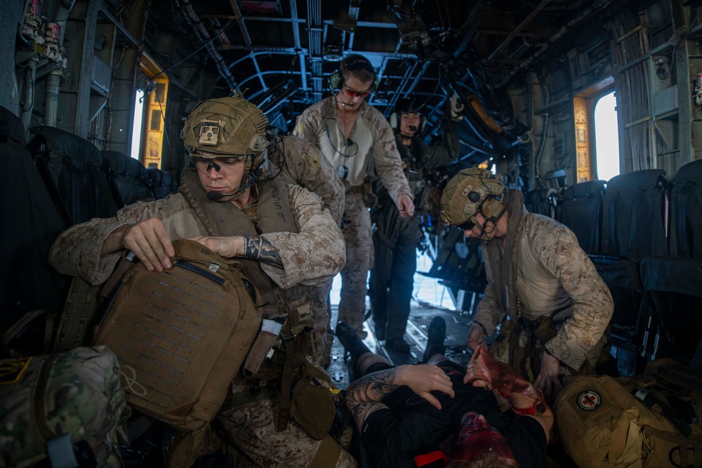 15th MEU Conducts ERC Training Aboard a CH-53E