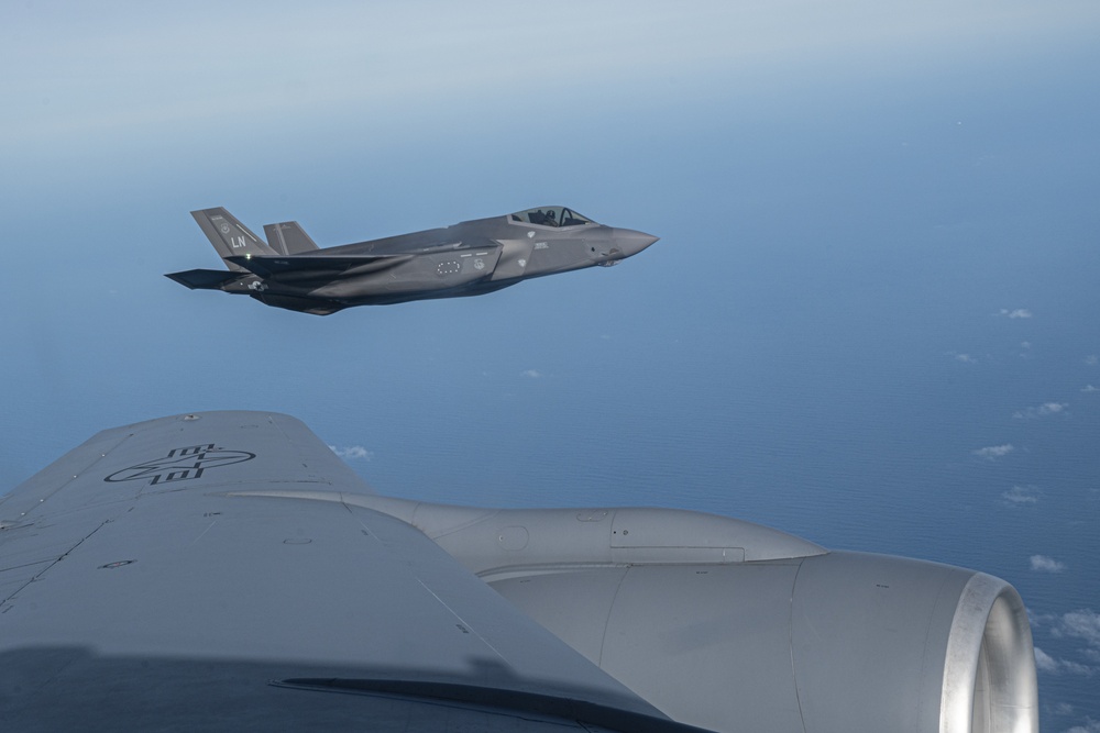 100th ARW fuels 48th FW F-35s, conducts KC-135 low-level training