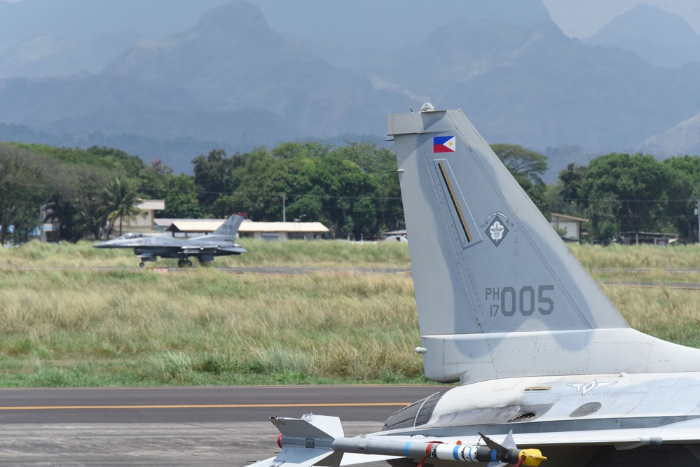 U.S. and Philippine Air Forces conduct flight integration training during Cope Thunder 24-1