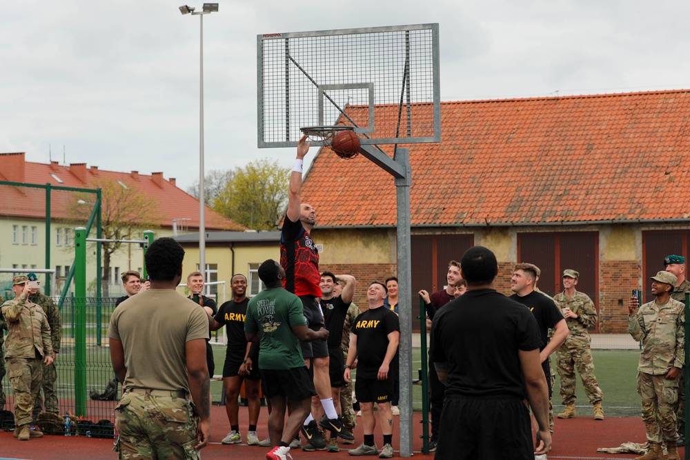 Former NBA player meet with 3rd ID Soldiers