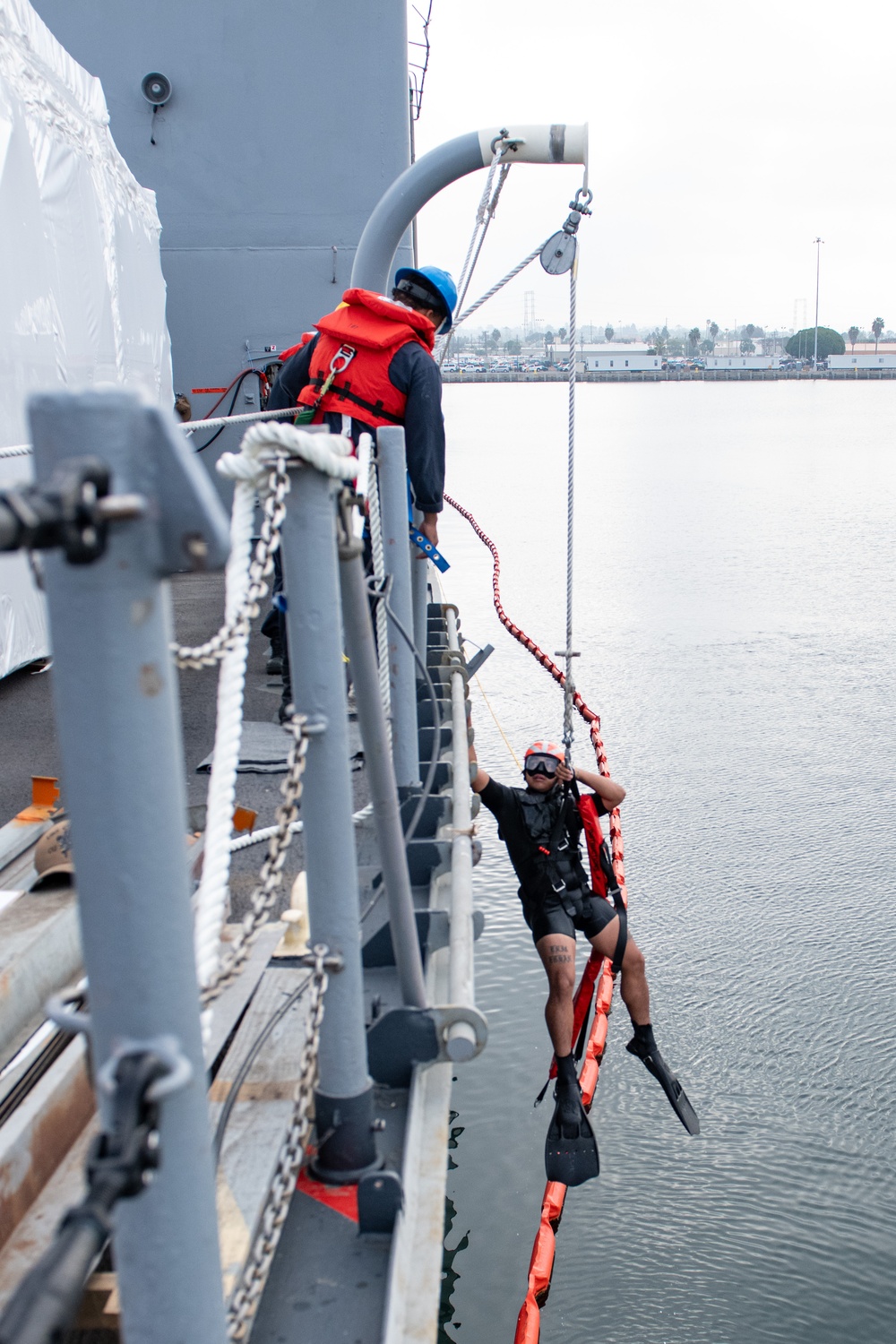 CNSP Reserve SAR swimmers conduct training exercise aboard USS Chosin
