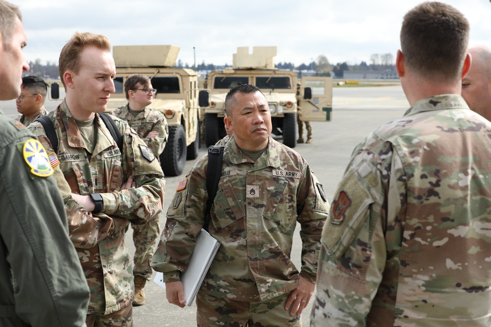 373rd Expeditionary Military Intelligence Battalion conducts air mobility training