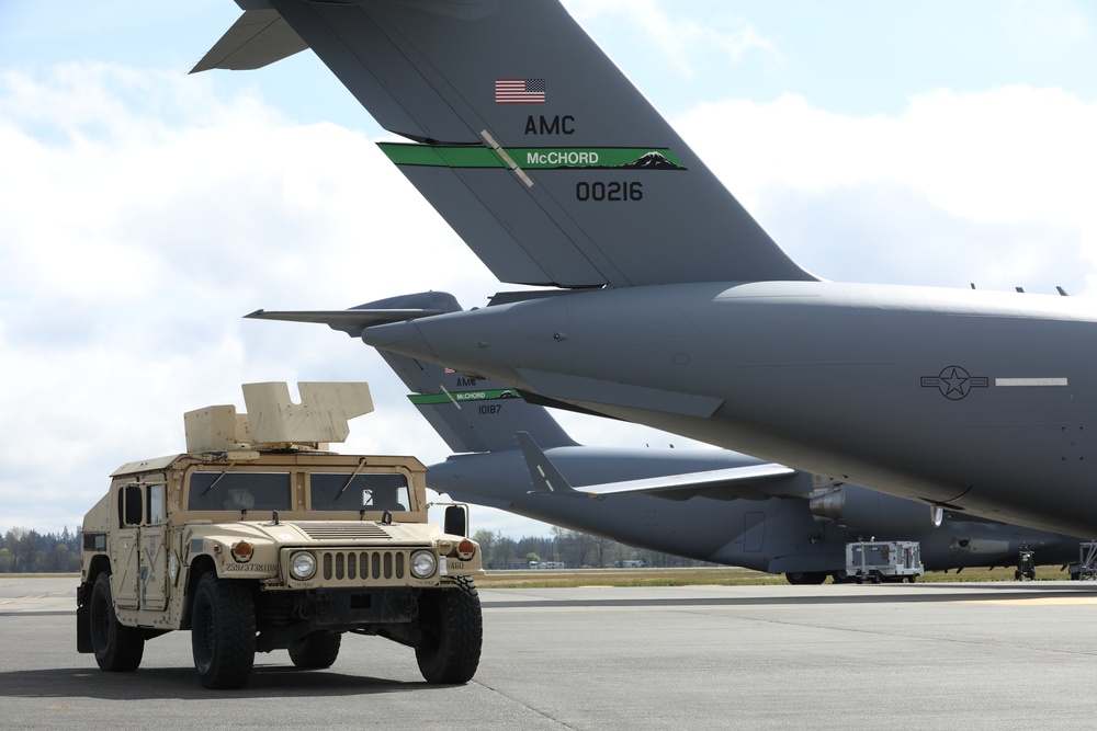 373rd Expeditionary Military Intelligence Battalion conducts air mobility training