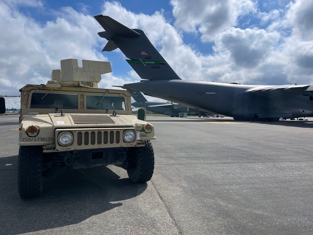 373rd Expeditionary Military Intelligence Battalion conducts air mobility training