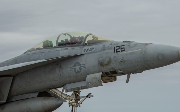Abraham Lincoln conducts flight operations during friends and family day cruise