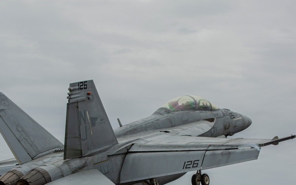 Abraham Lincoln conducts flight operations during friends and family day cruise