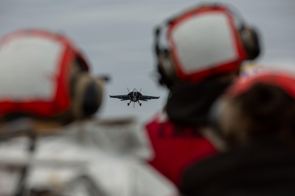 Abraham Lincoln conducts flight operations during friends and family day cruise