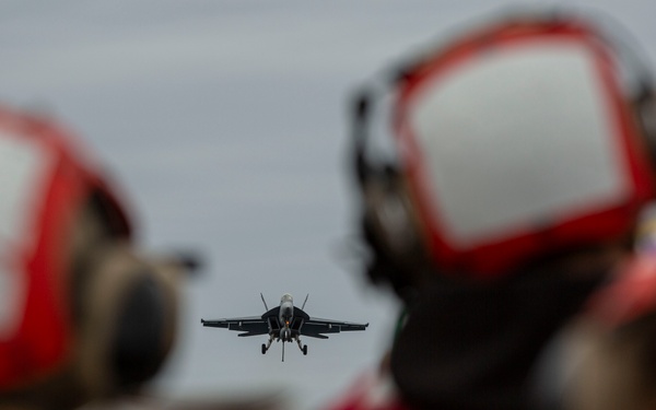 Abraham Lincoln conducts flight operations during friends and family day cruise