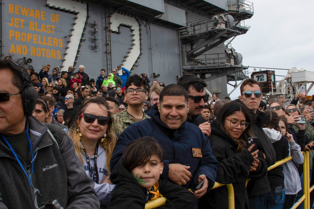 Abraham Lincoln conducts flight operations during friends and family day cruise