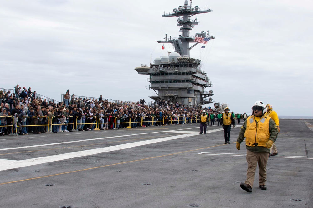 Abraham Lincoln conducts flight operations during friends and family day cruise