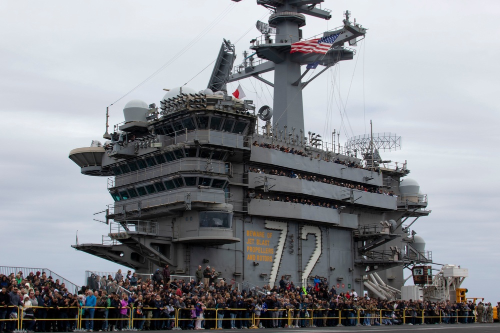 Abraham Lincoln conducts flight operations during friends and family day cruise