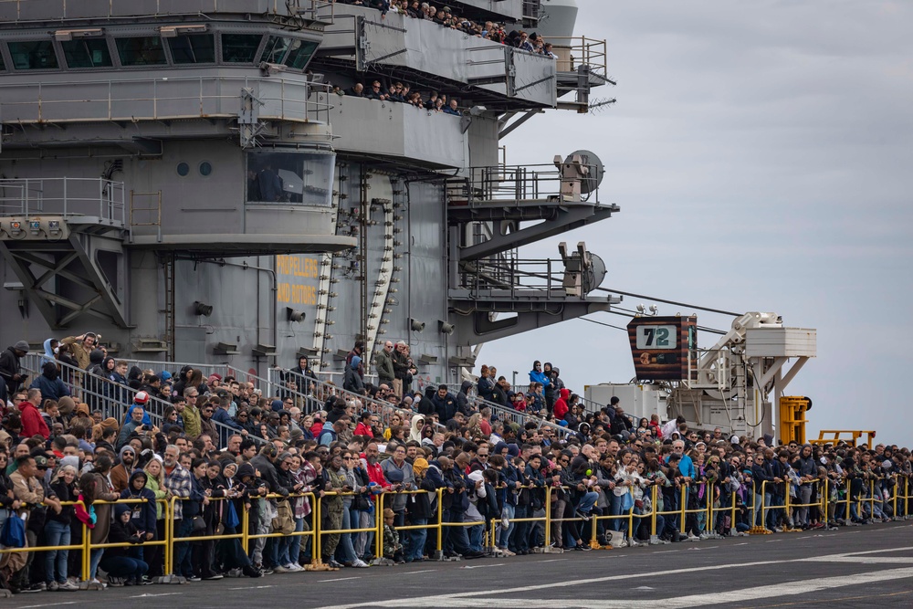 Abraham Lincoln conducts flight operations during a friends and family day cruise