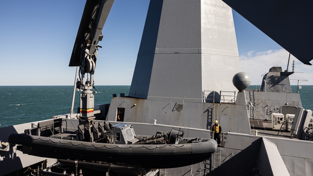 USS New York Sailors Conduct Crane Ops