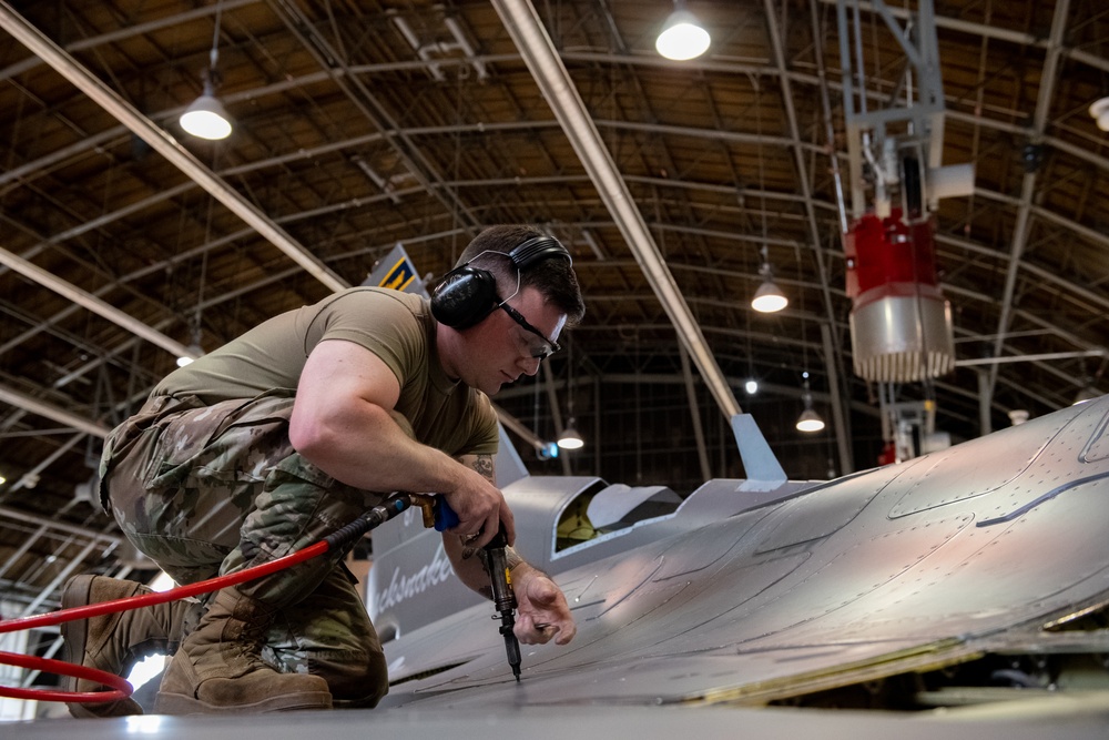 Maintainers, instructors, F-16 Fighting Falcon