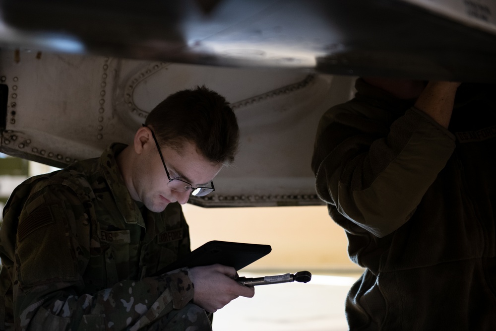 122nd Fighter Wing brings on active duty instructors for F-16 conversion