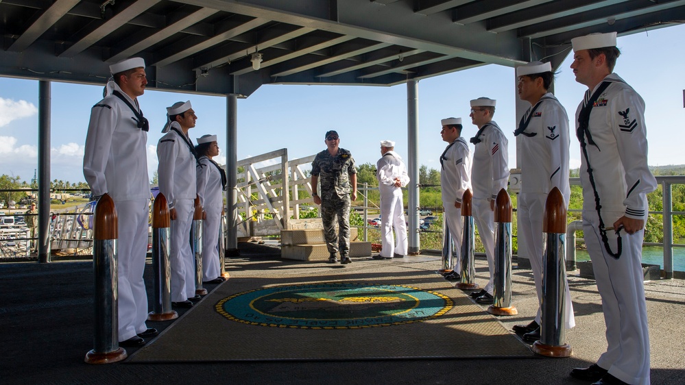 Royal Australian Navy Commodore Frost Visits USS Frank Cable