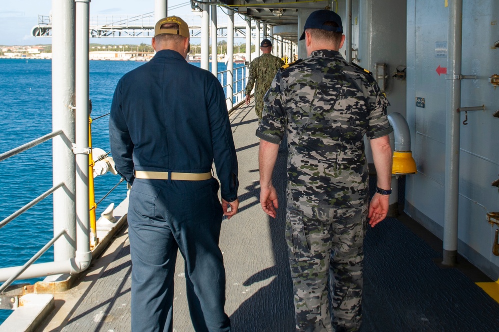 Royal Australian Navy Commodore Frost Visits USS Frank Cable