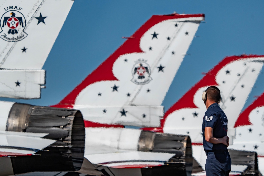 Thunderbirds rock the skies of Sun N’ Fun