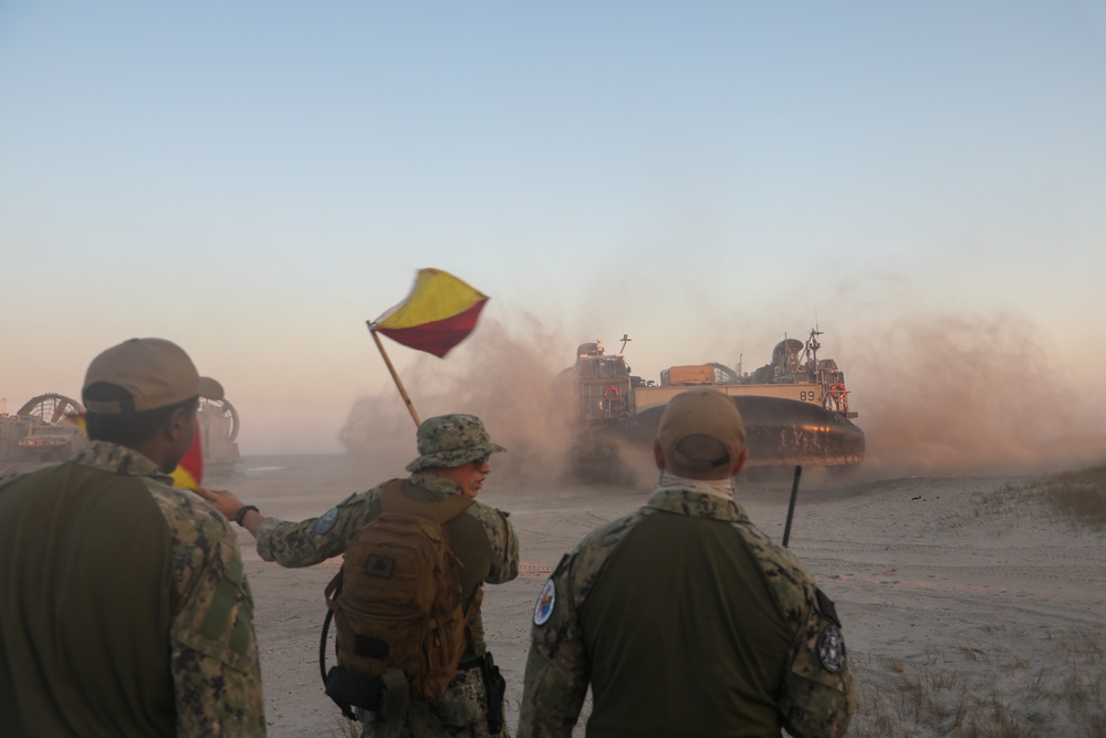 WSP ARG-24th MEU Conducts LCAC Operations