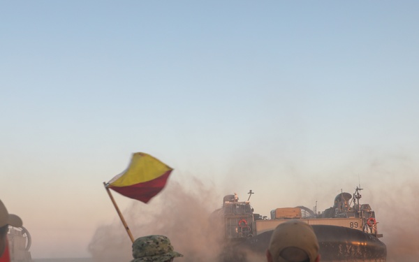 WSP ARG-24th MEU Conducts LCAC Operations