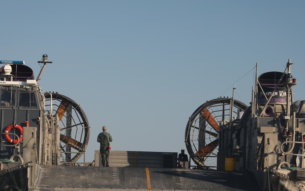 WSP ARG-24th MEU Conducts LCAC Operations