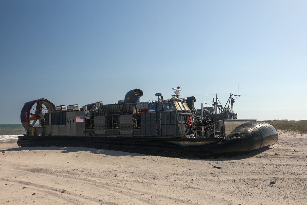 WSP ARG-24th MEU Conducts LCAC Operations