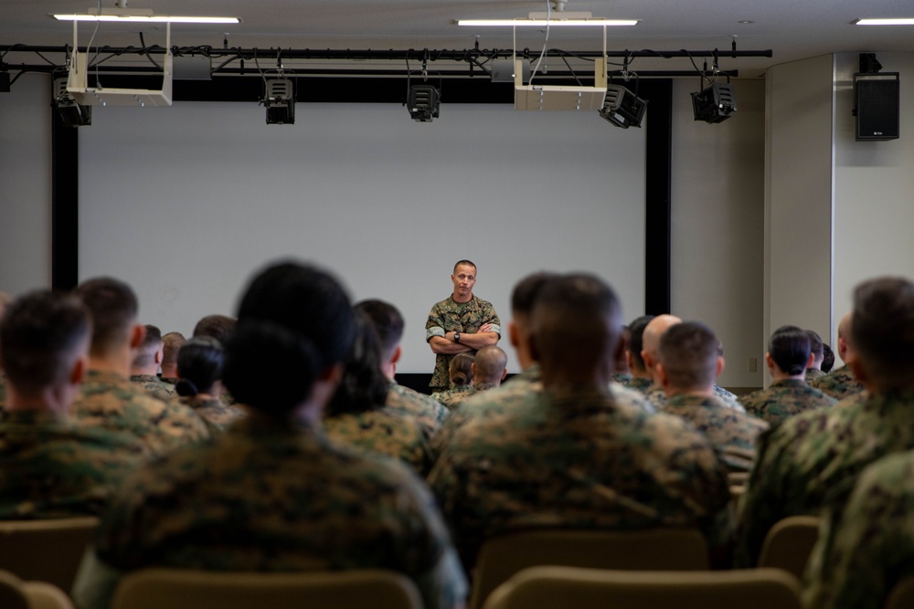 MCIPAC Command General and Sgt. Maj. Visit MCAS Iwakuni