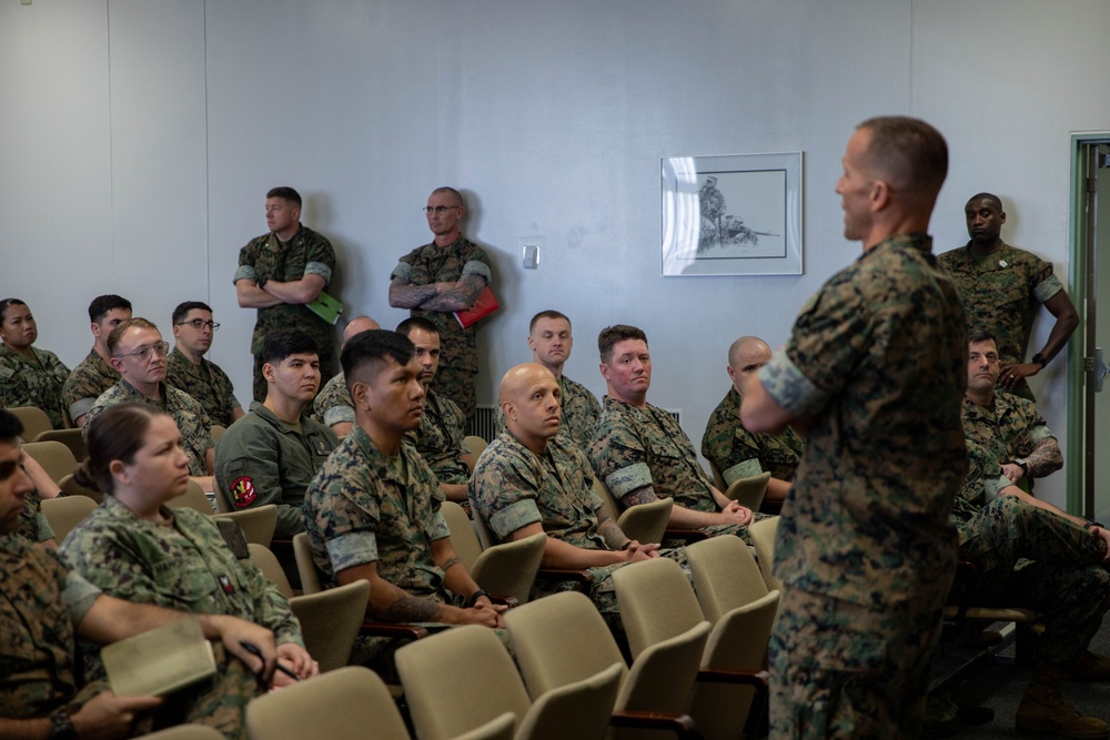 MCIPAC Command General and Sgt. Maj. Visit MCAS Iwakuni