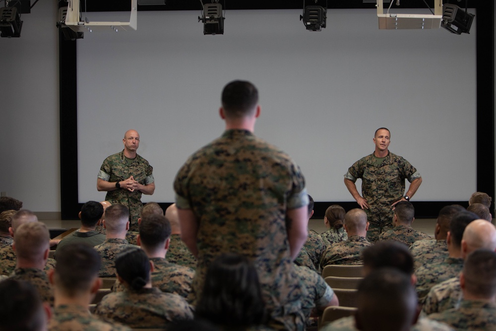 MCIPAC Command General and Sgt. Maj. Visit MCAS Iwakuni